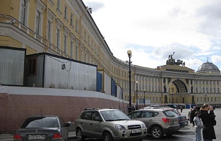 Начало работы по монтажу противопожарного светопрозрачного пола в Эрмитаже.